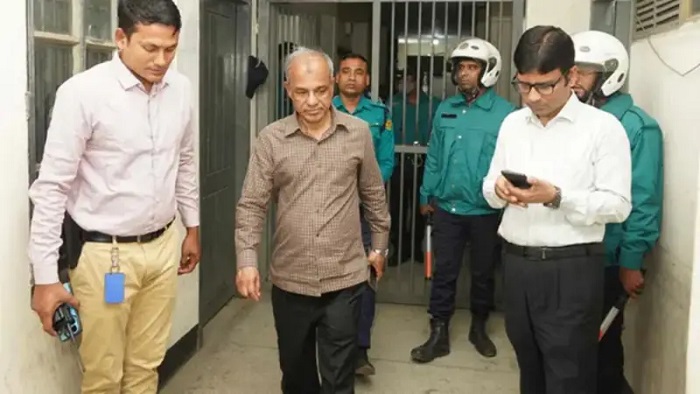 ভোরে স্বরাষ্ট্র উপদেষ্টার আকস্মিক থানা পরিদর্শন